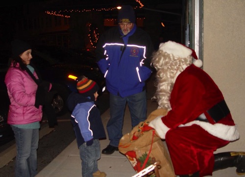 2008-12-07 Some kids seamed reluctant to accept a candy cane from Santa. DSC06878a.jpg